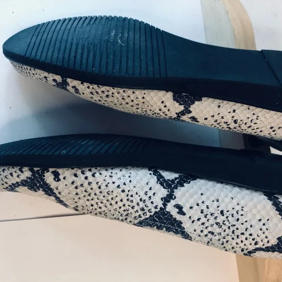 - 2- - Salvatore Ferragamo boutique flats size 61/2 made in Italy snakes…