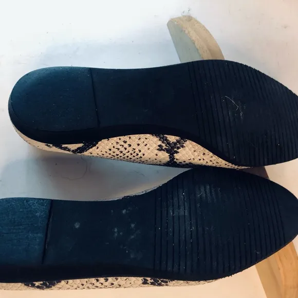 - 2- - Salvatore Ferragamo boutique flats size 61/2 made in Italy snakes…