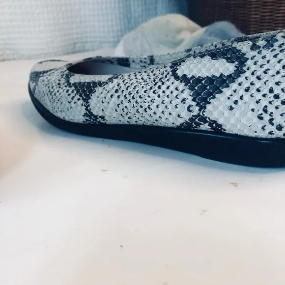 - 2- - Salvatore Ferragamo boutique flats size 61/2 made in Italy snakes…