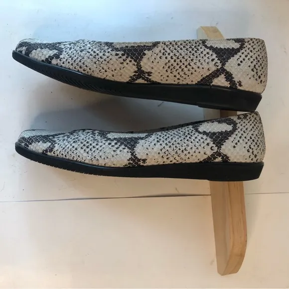 - 2- - Salvatore Ferragamo boutique flats size 61/2 made in Italy snakes…