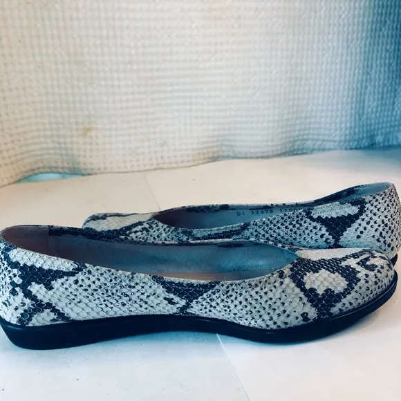- 2- - Salvatore Ferragamo boutique flats size 61/2 made in Italy snakes…