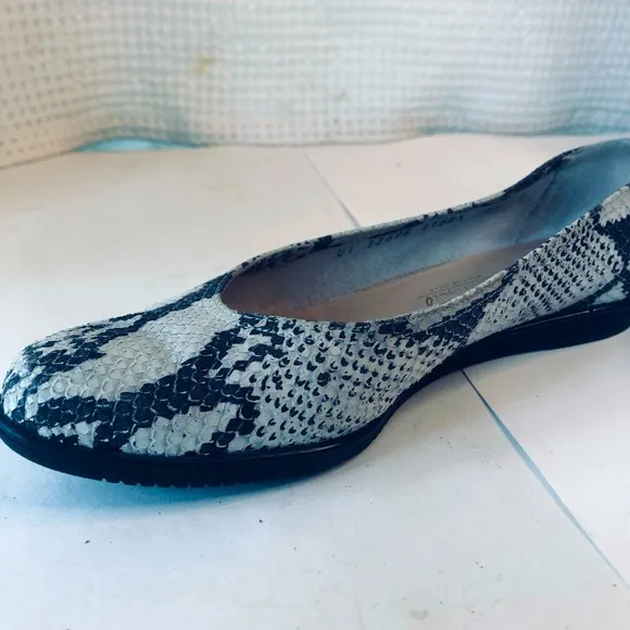 - 2- - Salvatore Ferragamo boutique flats size 61/2 made in Italy snakes…