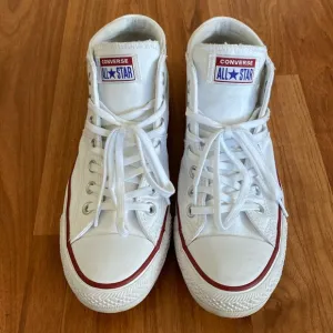 ❤️ Converse White Canvas Size 9.5 Sneakers Box included
