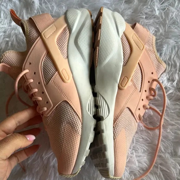 👔 Nike Men’s Peach Huarache Sneakers with Breathable Mesh and Cushioned Sole