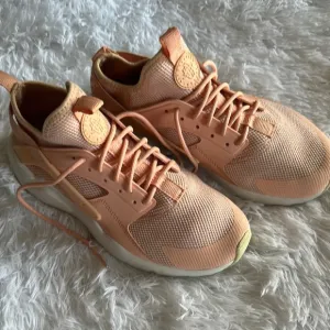 👔 Nike Men’s Peach Huarache Sneakers with Breathable Mesh and Cushioned Sole