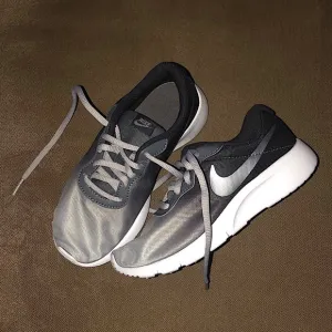 🆕 Nike ✔️ ‘Tanjun Print’ Youth Sneakers