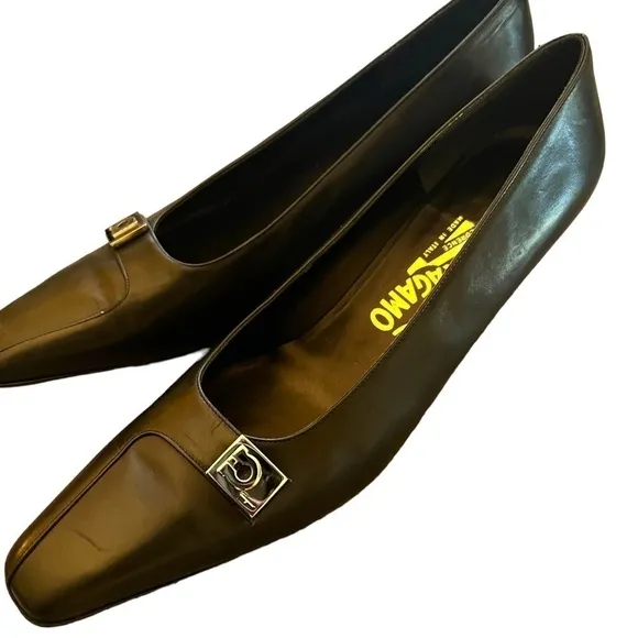 ▶️ Salvatore Ferragamo ◀️ Black Leather Heels with Silver Logo.