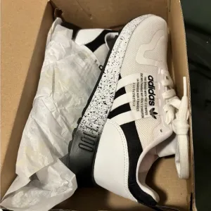 Adidas Multix Spotlight 2.0 White and Black Sneakers Y 6.5