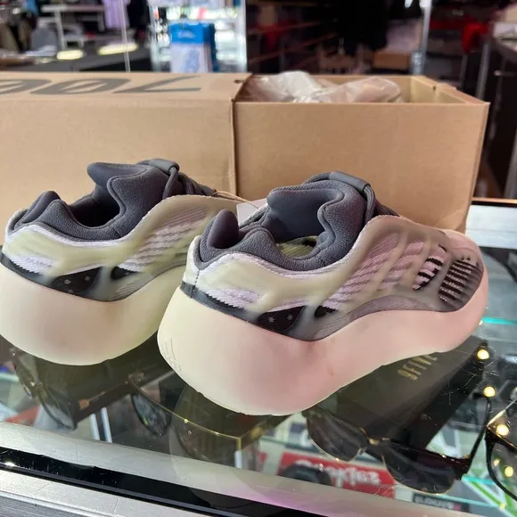 adidas Yeezy 700 v3
