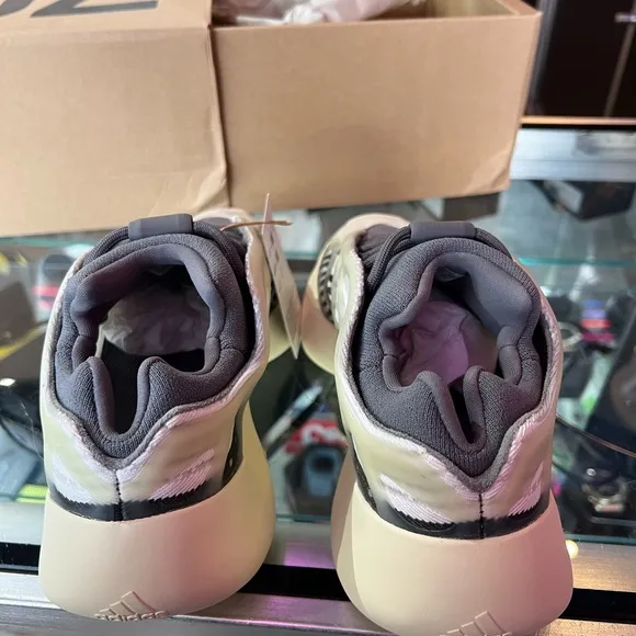 adidas Yeezy 700 v3
