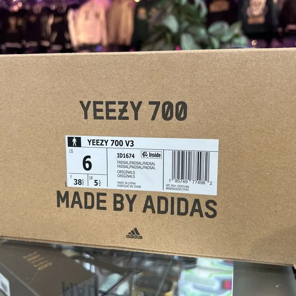 adidas Yeezy 700 v3