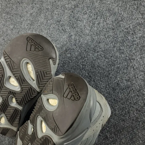 Adidas Yeezy Boost 700 V2 Mens 8 Hospital Blue Gray Shoes Sneakers FV8424