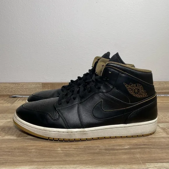 Air Jordan 1 Mid Black Gold‎ Men's Size 14 Casual Sneakers EUC 554724-042