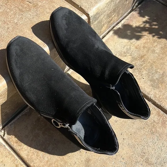 Aquatalia shoes in black suede with side zipper. Good condn Womens size 11