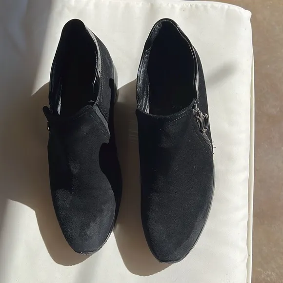 Aquatalia shoes in black suede with side zipper. Good condn Womens size 11