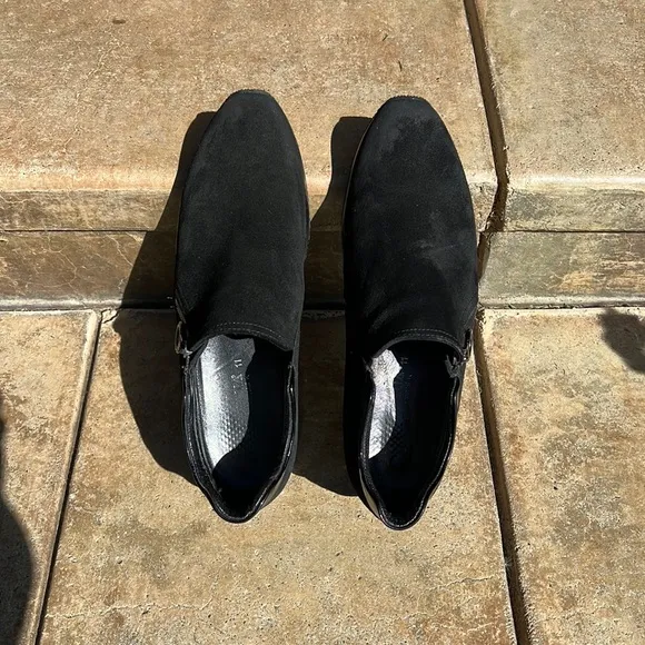 Aquatalia shoes in black suede with side zipper. Good condn Womens size 11