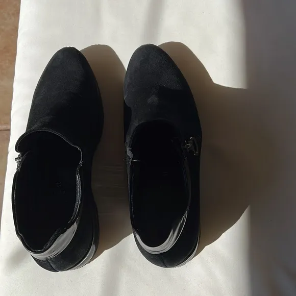 Aquatalia shoes in black suede with side zipper. Good condn Womens size 11