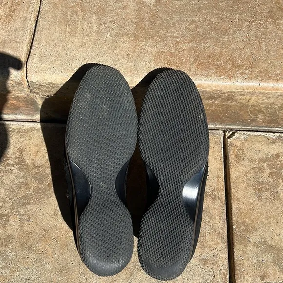 Aquatalia shoes in black suede with side zipper. Good condn Womens size 11