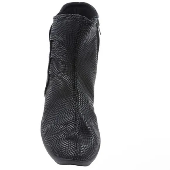 ARCOPEDICO Women’s Croc Shoes in the Size 41/9.5-10 US Size in Black Color