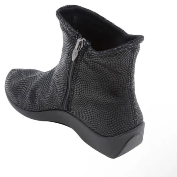 ARCOPEDICO Women’s Croc Shoes in the Size 41/9.5-10 US Size in Black Color