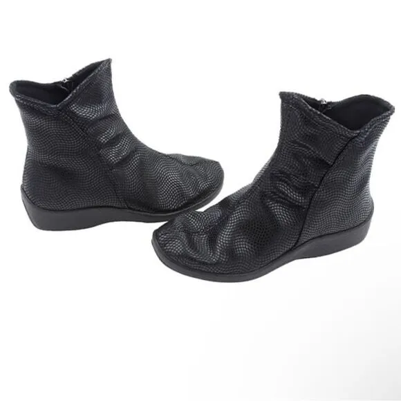 ARCOPEDICO Women’s Croc Shoes in the Size 41/9.5-10 US Size in Black Color