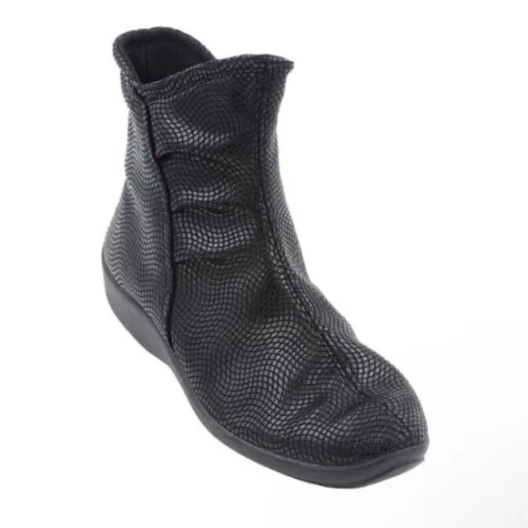 ARCOPEDICO Women’s Croc Shoes in the Size 41/9.5-10 US Size in Black Color