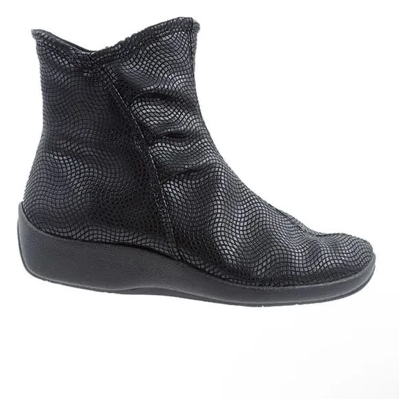 ARCOPEDICO Women’s Croc Shoes in the Size 41/9.5-10 US Size in Black Color