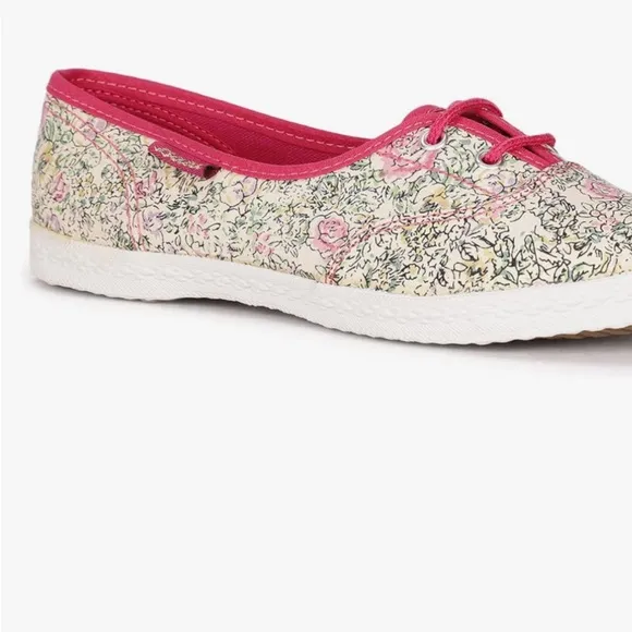 Bata Cream Sneakers with Sparkle Finish and Rubber Sole NWOT