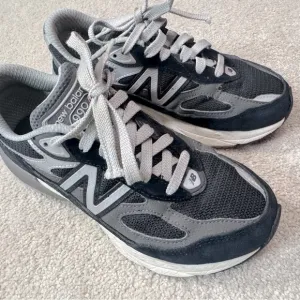 BIG KIDS' NEW BALANCE 990 V6 CASUAL SHOES size 4Y