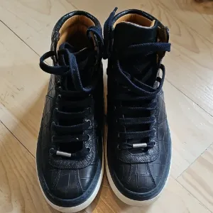Black Crocodile Pattern High-Top Sneakers