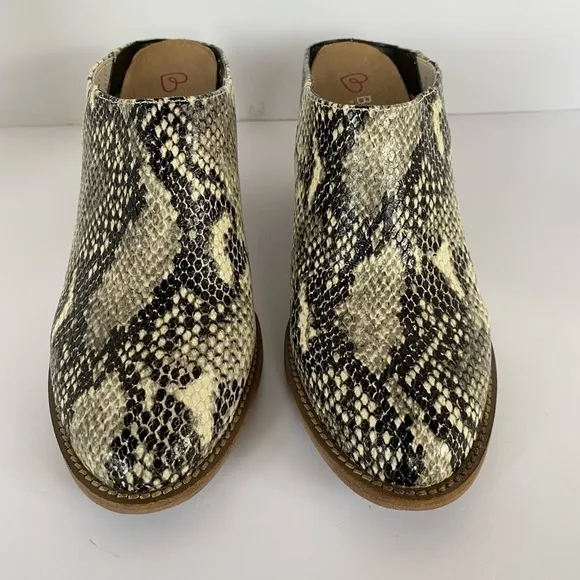 Blondo animal print waterproof mule heel women’s shoes size 8M.