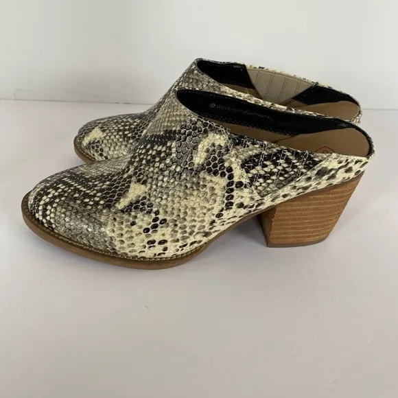 Blondo animal print waterproof mule heel women’s shoes size 8M.