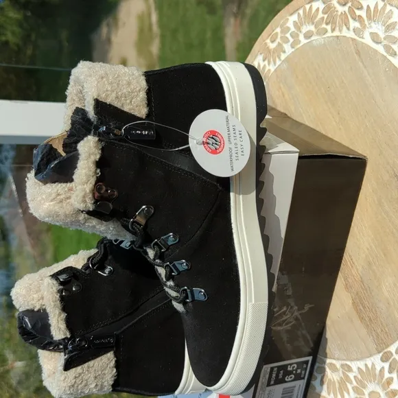 Blondo Shylo suede hiking/sneaker boots 6.5