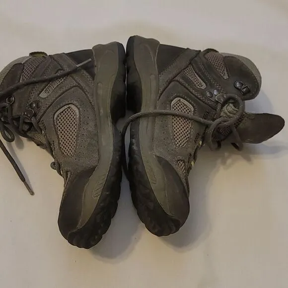 Boy's vasque hiking boots size 2M