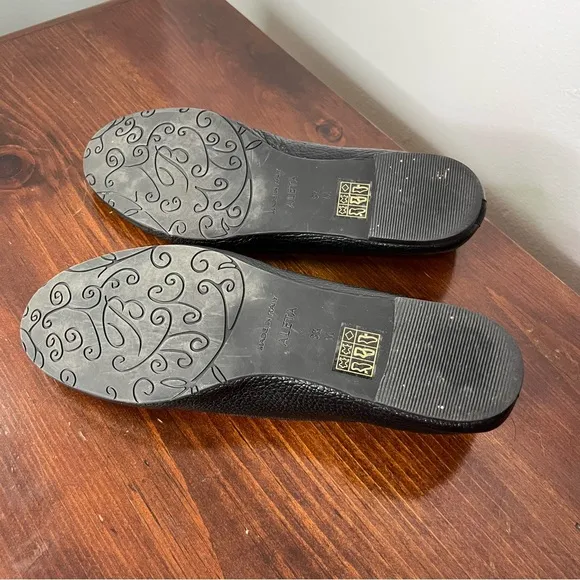 Brighton Aleta Flats Women's 8.5 Black Shoes Leather Chic Ferrara Medallion
