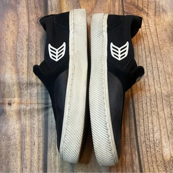 Cariuma Black and White Sneakers with Suede-like Finish size 7.5
