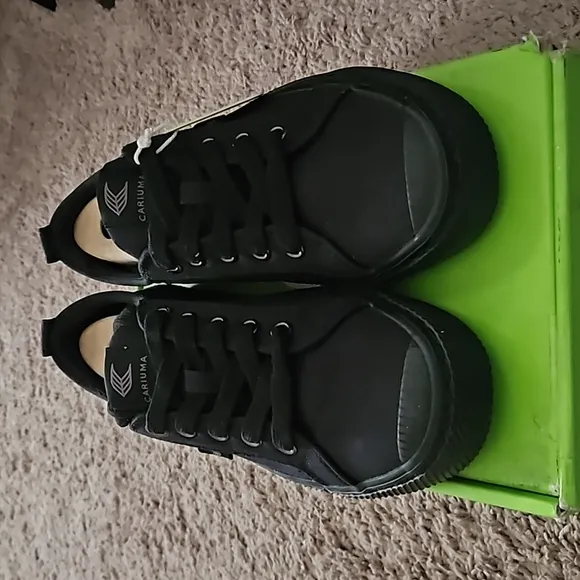 Cariuma Canvas Sneaker