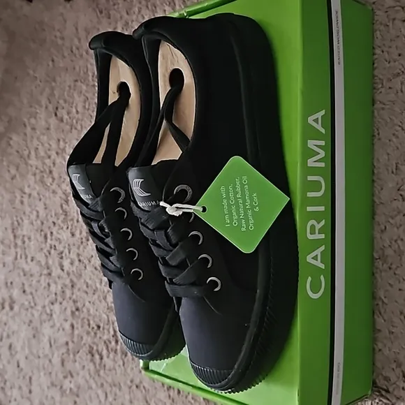 Cariuma Canvas Sneaker