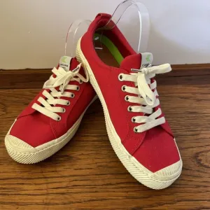 Cariuma Men's 10 (Women's 11.5) OCA Low Red Canvas Sneaker - $85