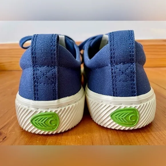 Cariuma OCA Low Canvas Sneakers | Size 7.5