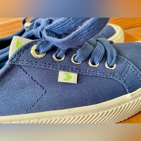 Cariuma OCA Low Canvas Sneakers | Size 7.5