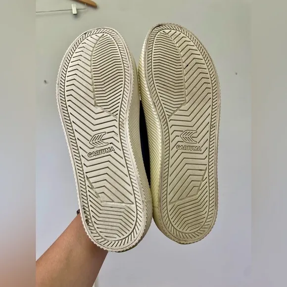 Cariuma OCA Low Canvas Sneakers | Size 7.5
