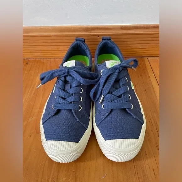Cariuma OCA Low Canvas Sneakers | Size 7.5
