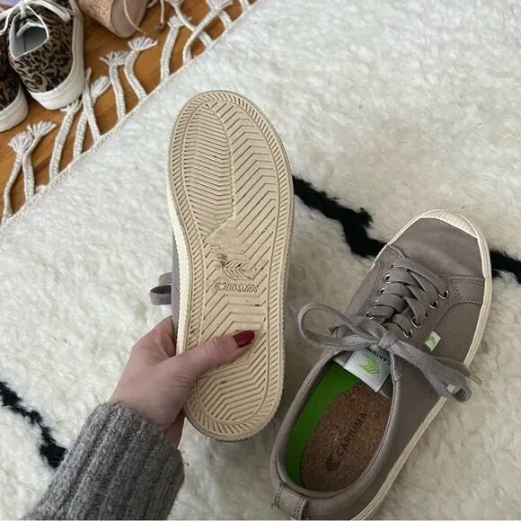 Cariuma Oca Low Grey Canvas Sneakers