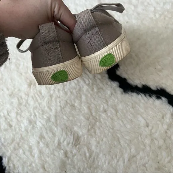 Cariuma Oca Low Grey Canvas Sneakers