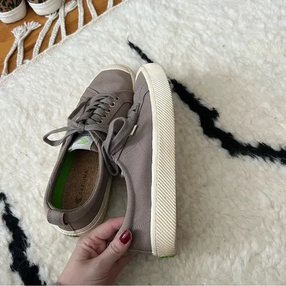 Cariuma Oca Low Grey Canvas Sneakers