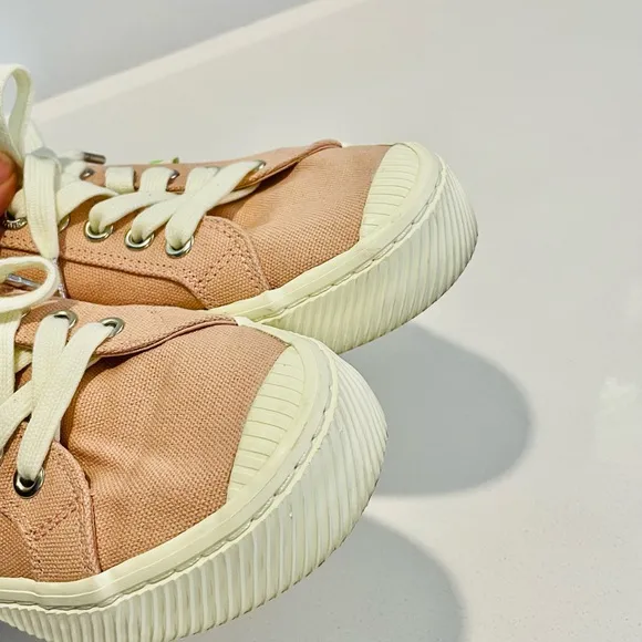 Cariuma Womens’ Pink Canvas Sneakers