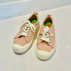 Cariuma Womens’ Pink Canvas Sneakers