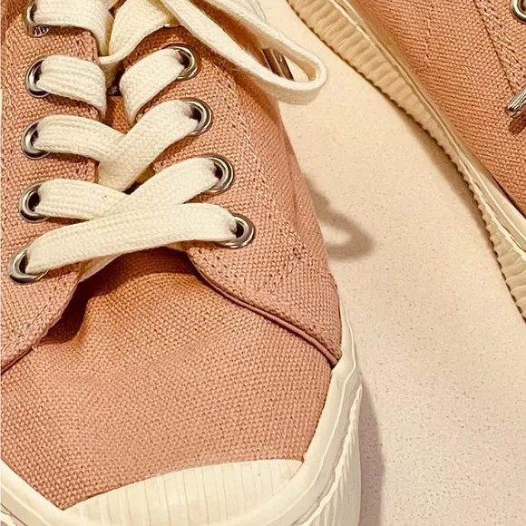 Cariuma Womens’ Pink Canvas Sneakers