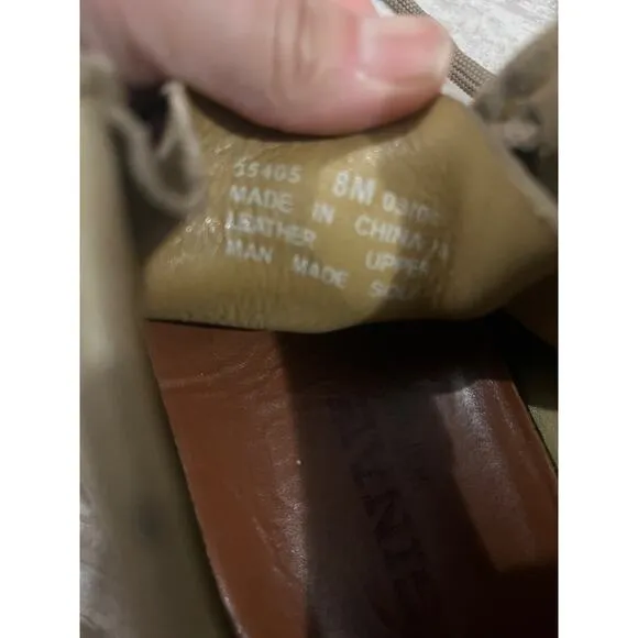 Clark Wallabee boots tan, beige size 8